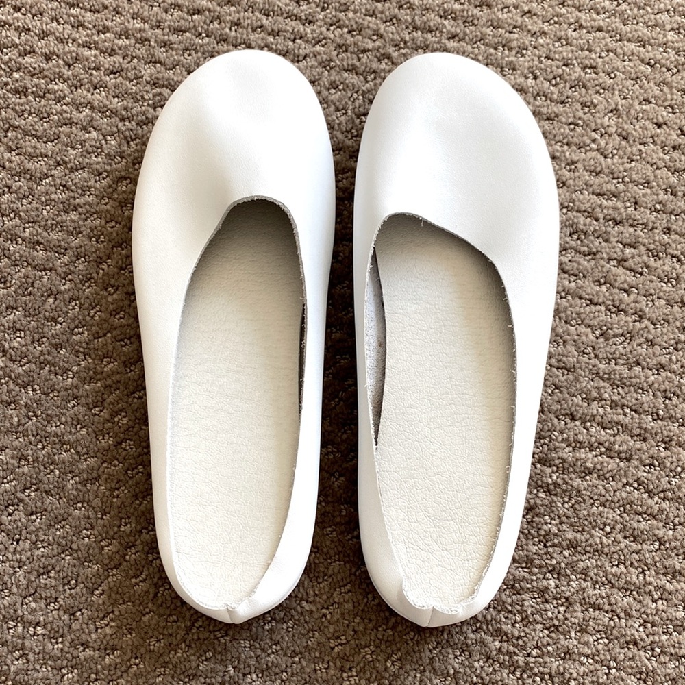 NEW! Minibee Casual faux leather white flexible and cushiony comfy mule